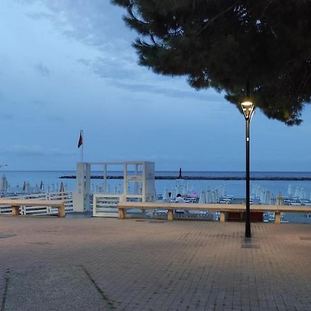 Hotel Fortuna San Bartolomeo Al Mare Bagian luar foto