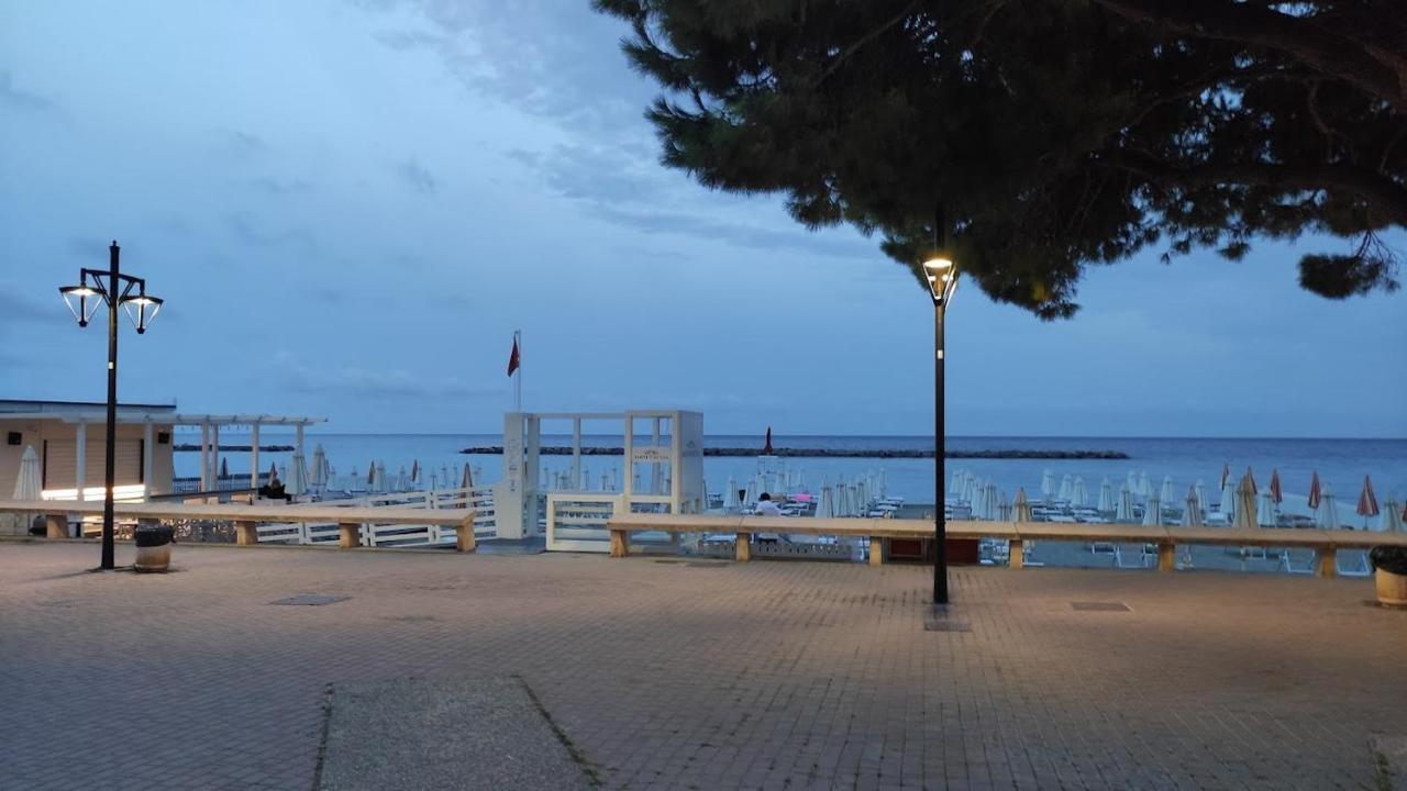 Hotel Fortuna San Bartolomeo Al Mare Bagian luar foto