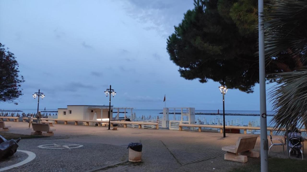 Hotel Fortuna San Bartolomeo Al Mare Bagian luar foto