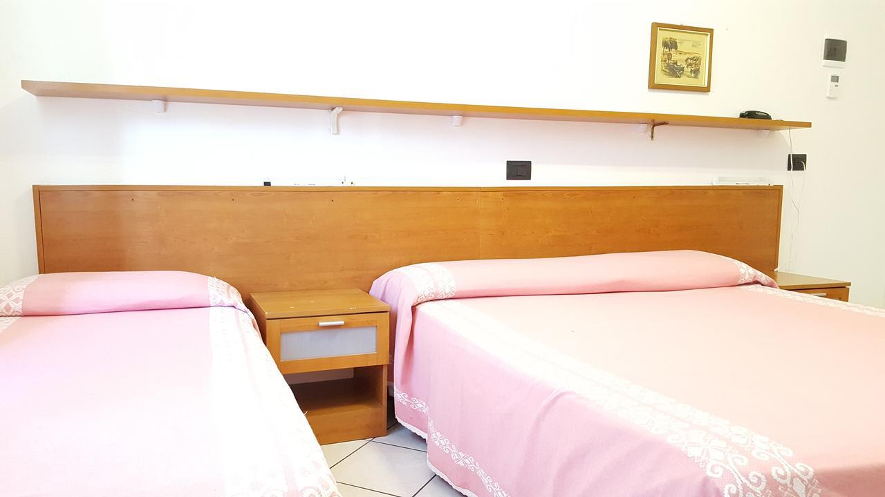 Hotel Fortuna San Bartolomeo Al Mare Bagian luar foto