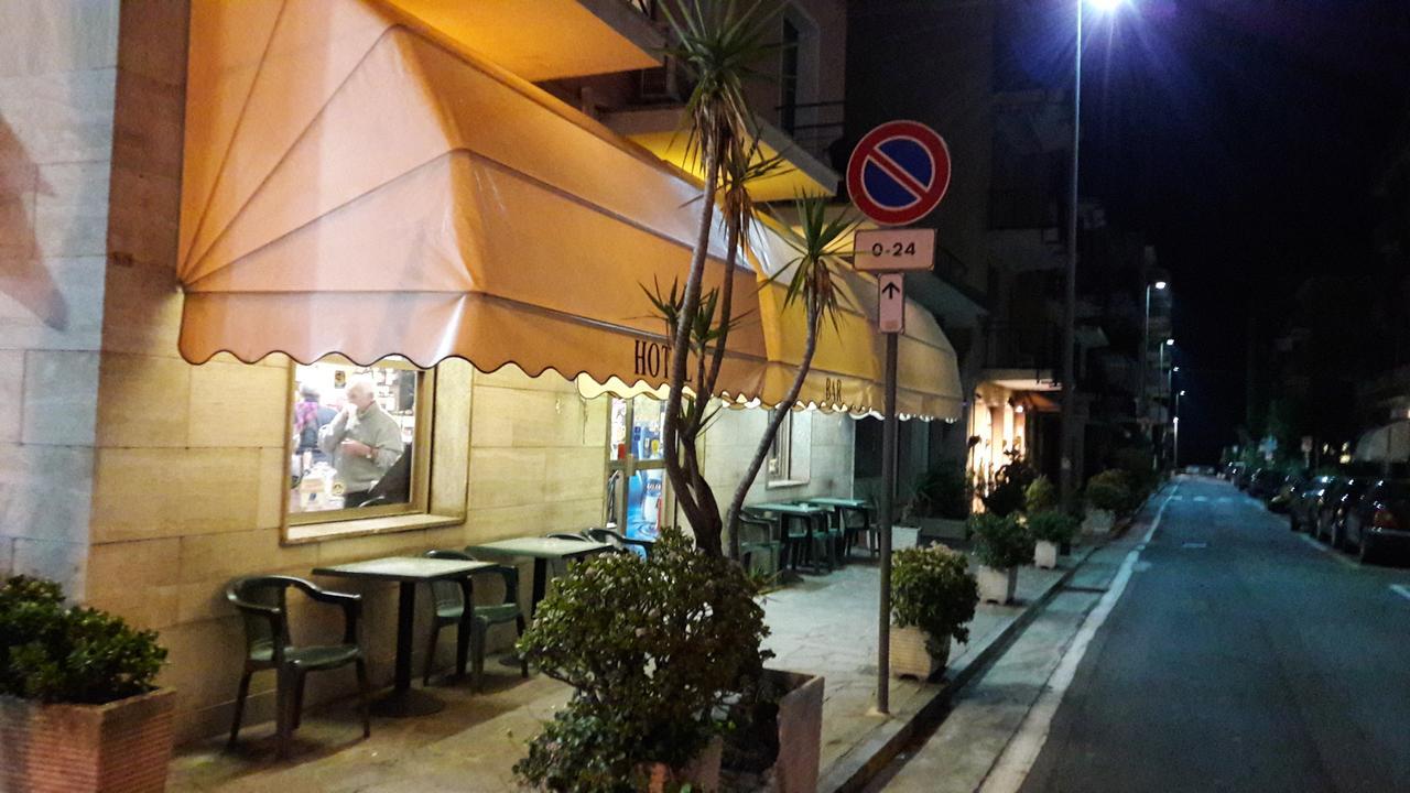 Hotel Fortuna San Bartolomeo Al Mare Bagian luar foto