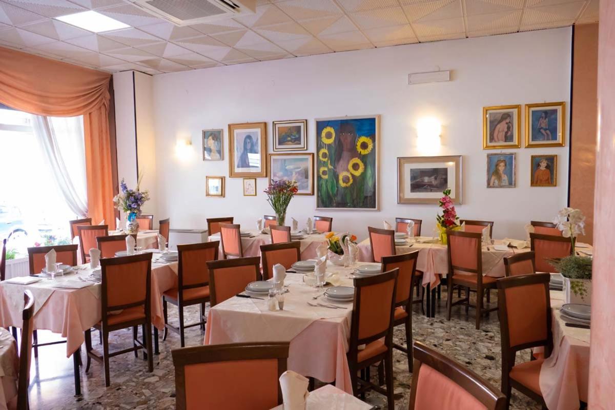 Hotel Fortuna San Bartolomeo Al Mare Bagian luar foto