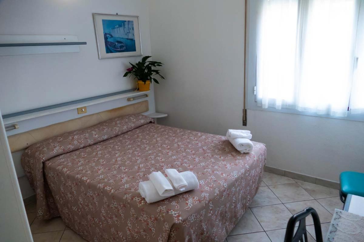 Hotel Fortuna San Bartolomeo Al Mare Bagian luar foto