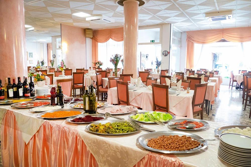 Hotel Fortuna San Bartolomeo Al Mare Bagian luar foto