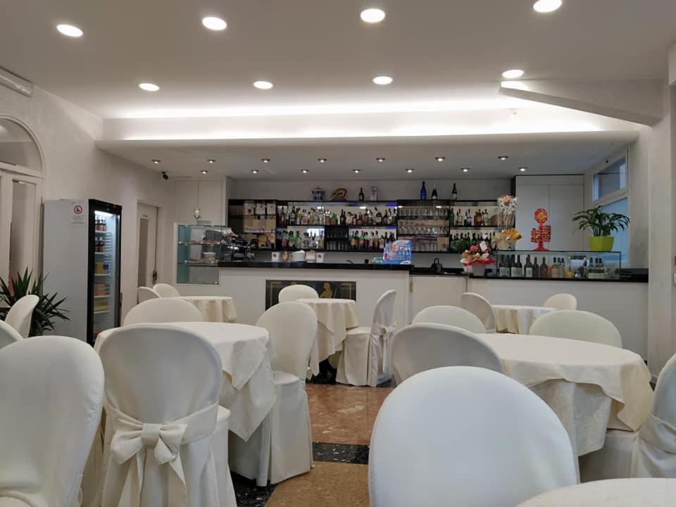 Hotel Fortuna San Bartolomeo Al Mare Bagian luar foto